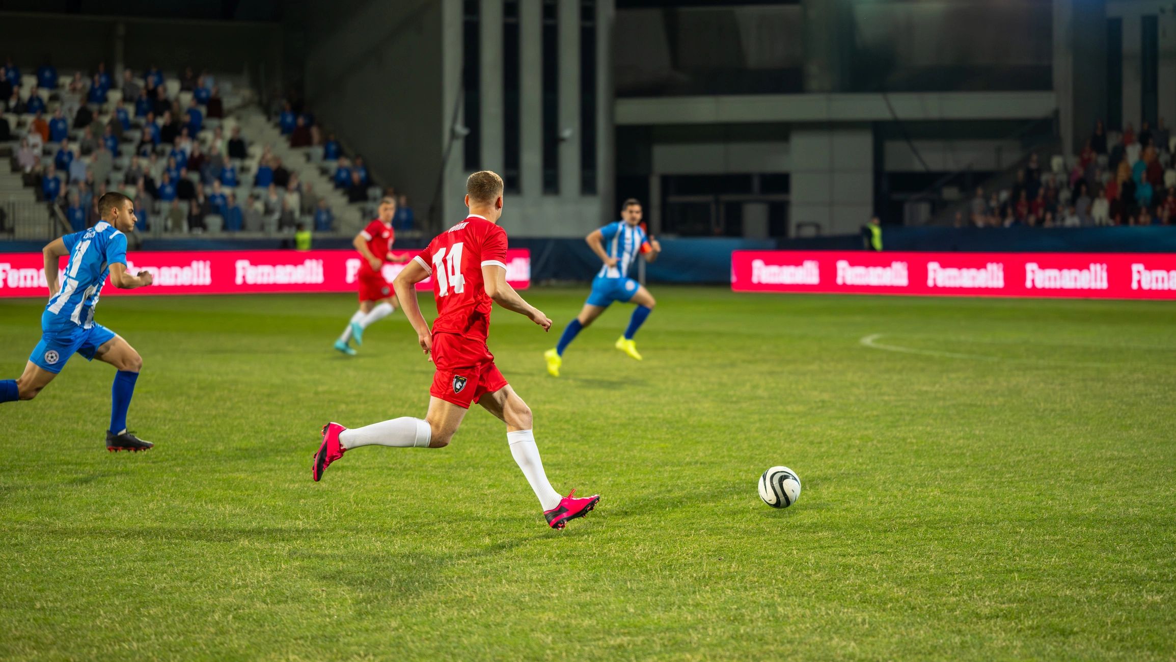 Acción de partido de futbol en cancha