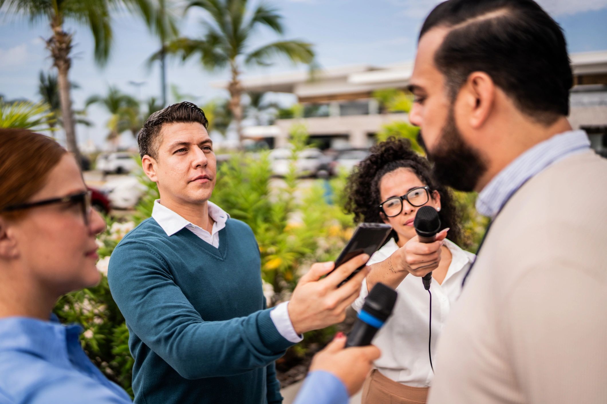 Reporteros cubriendo una entrevista en exteriores