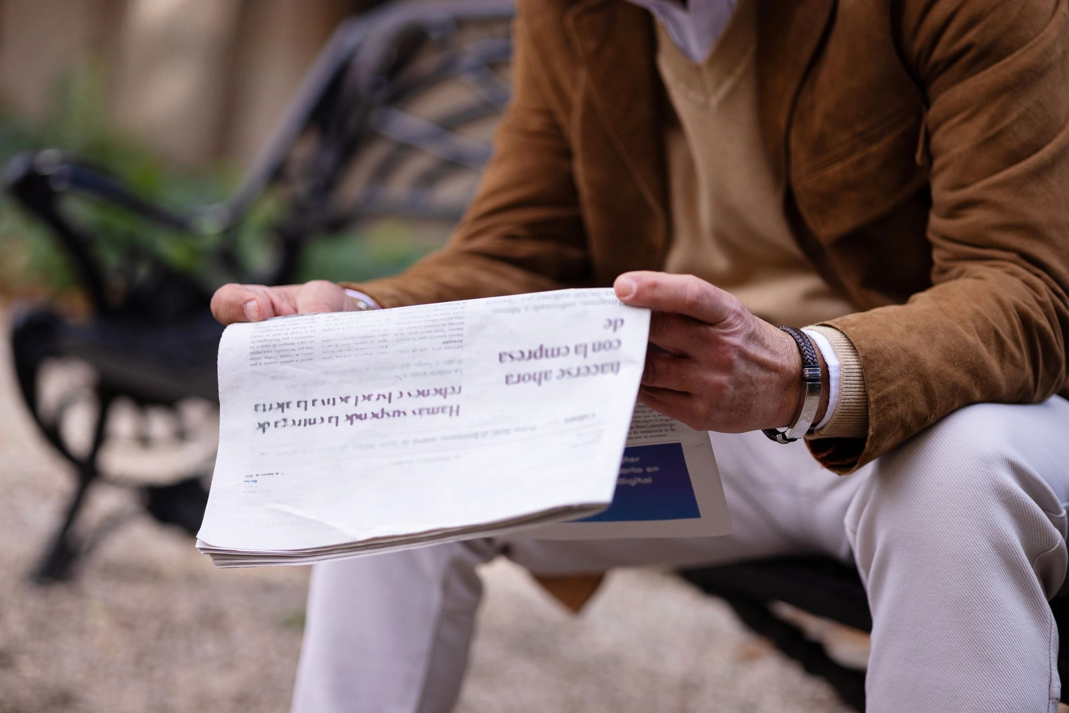 Lector de periódico en espacio público