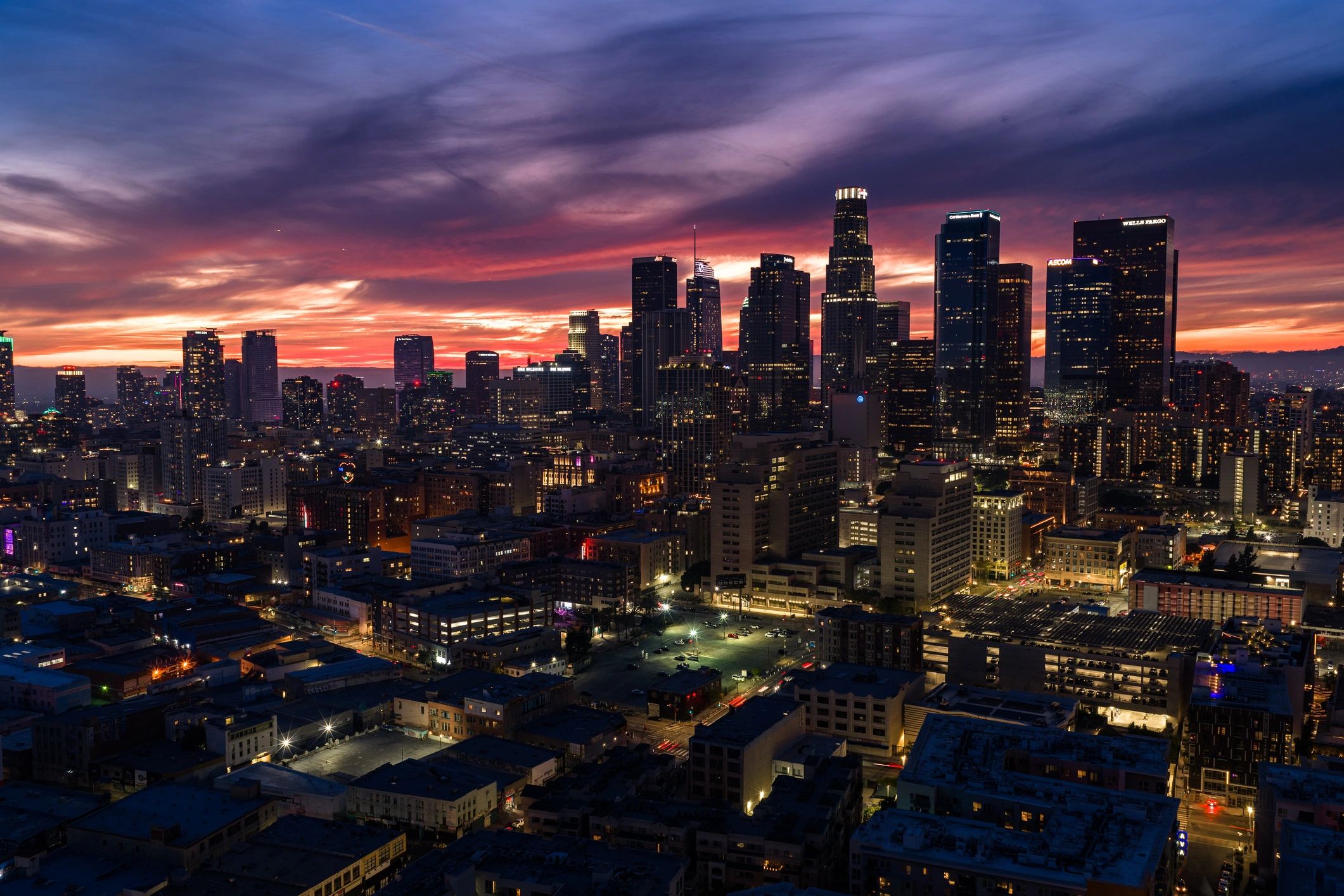 Vista urbana nocturna para contexto de seguridad