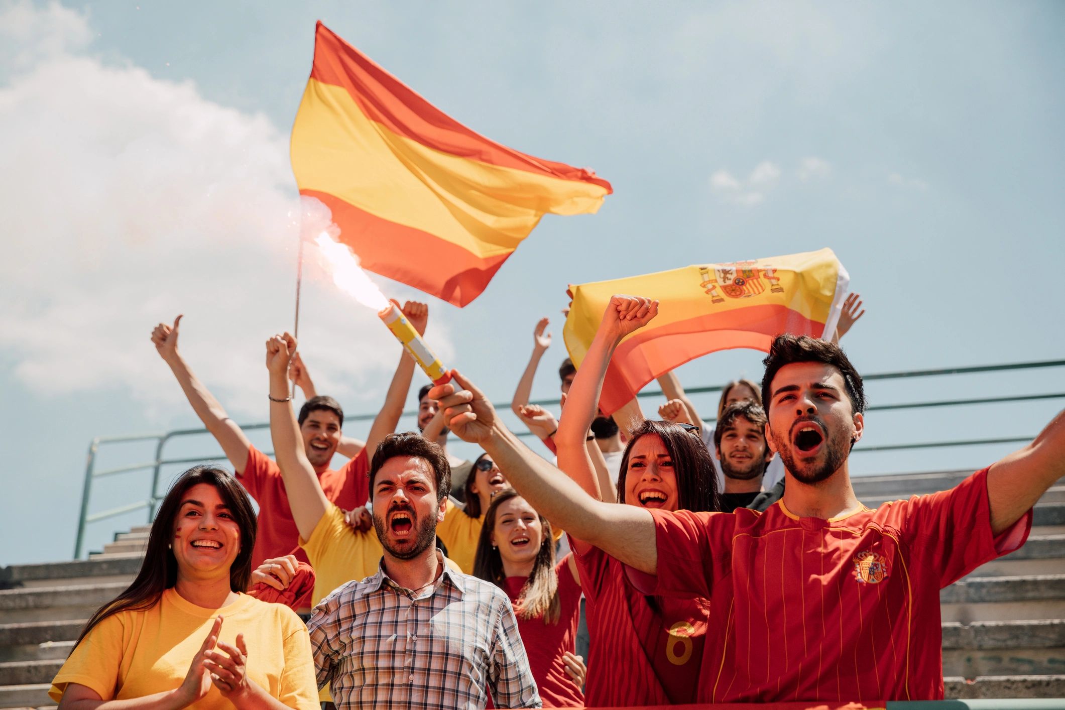 Afición en estadio apoyando durante evento deportivo