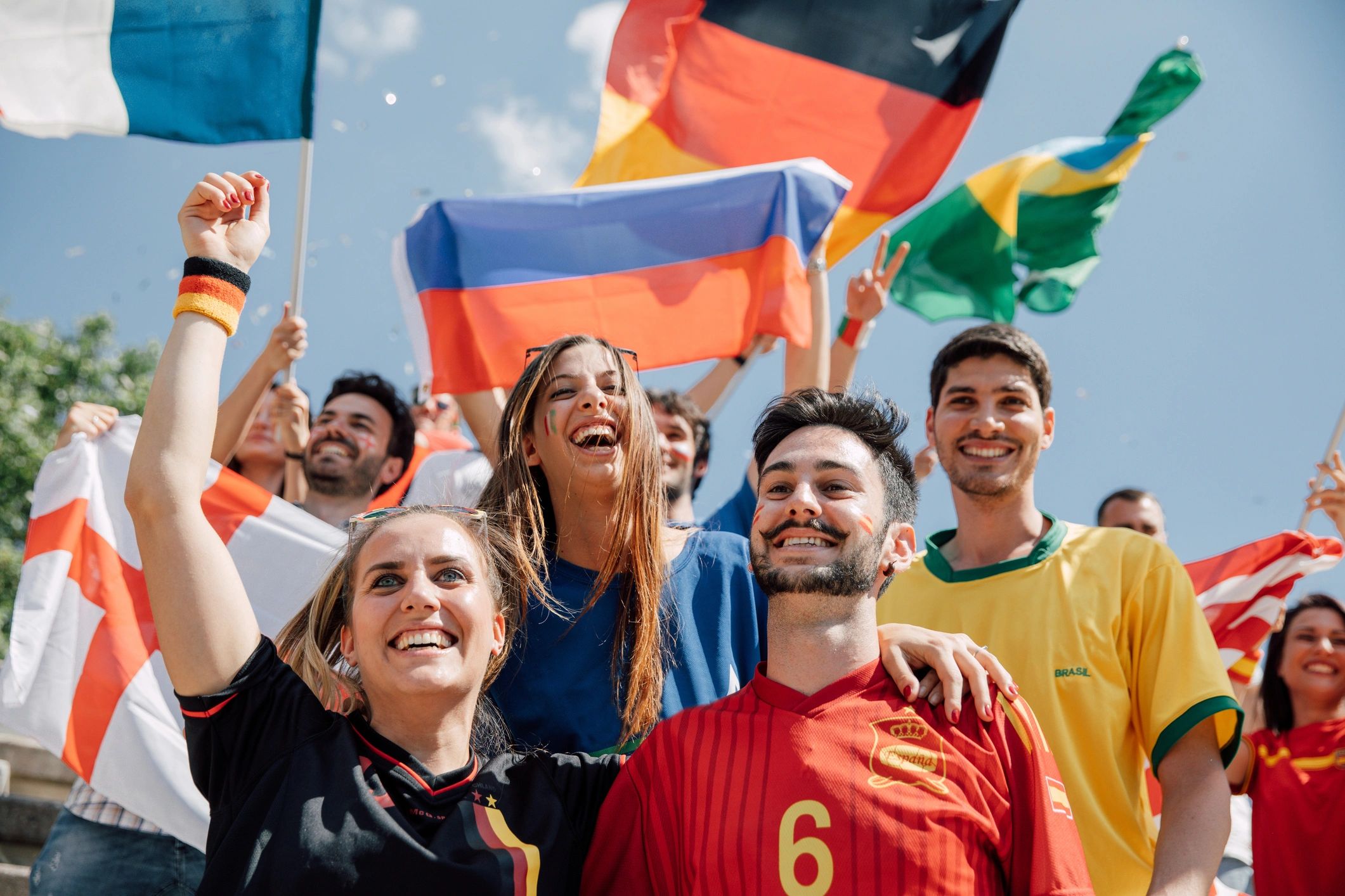 Grupo de aficionados celebrando en estadio